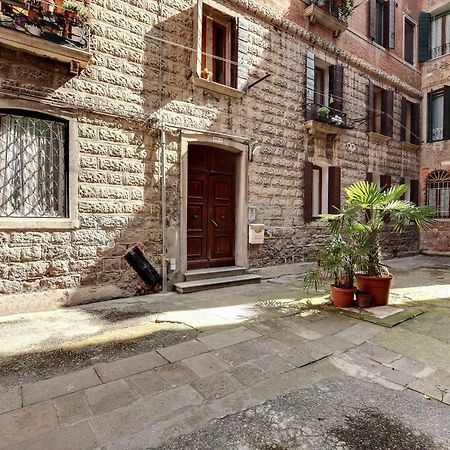 White Flowers With Canal View By Wonderful Italy Venedik Dış mekan fotoğraf