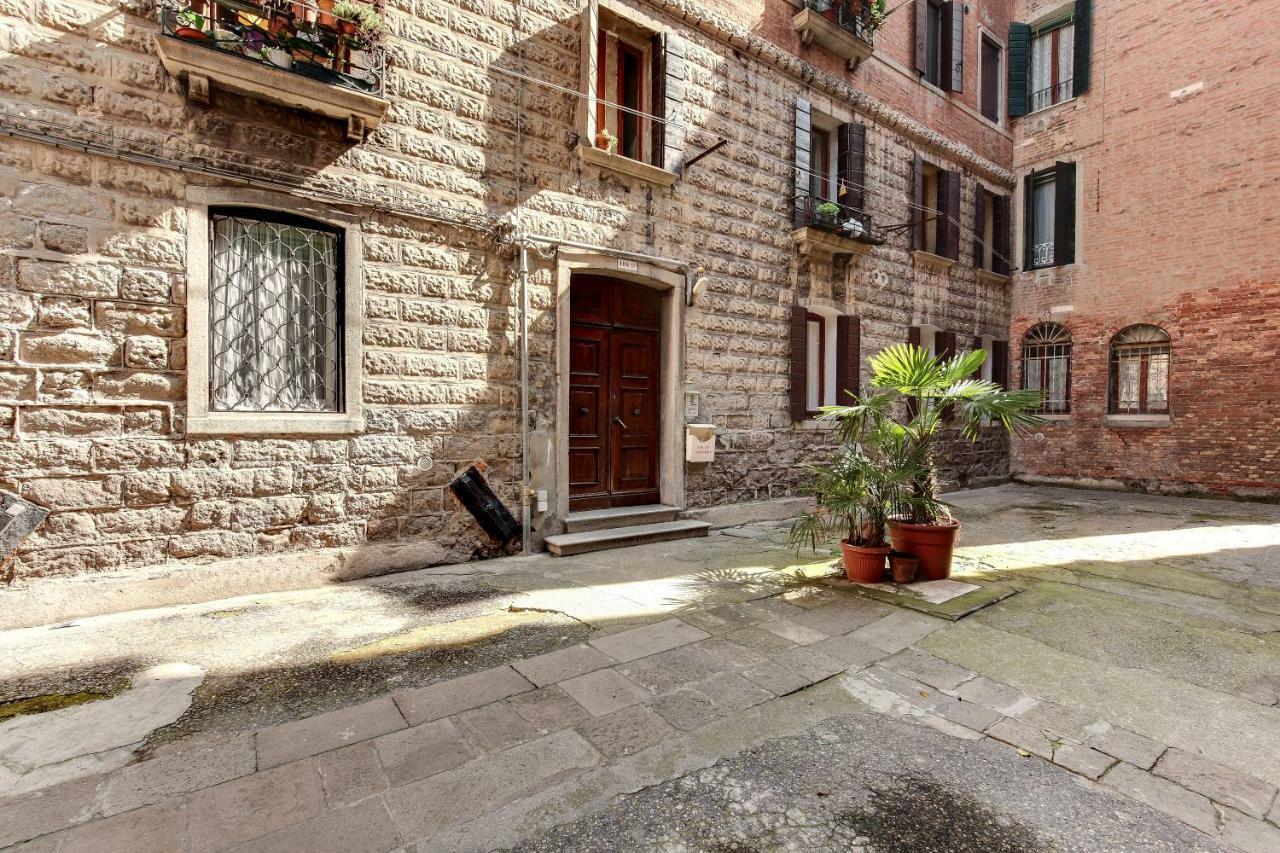 White Flowers With Canal View By Wonderful Italy Venedik Dış mekan fotoğraf